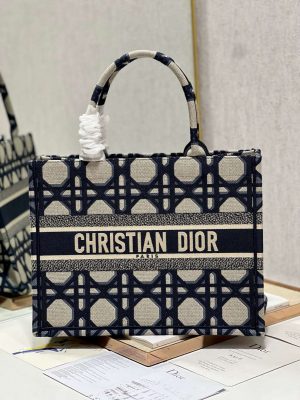 dior book tote m1296 medium beige and blue macrocannage embroidery m0080 001 luxibags.ru .jpg